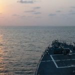 Den styrte missil-jageren USS Pinckney (DDG 91) observerer et handelsskip under patruljering for å håndheve USAs blokade mot Iran, 4. mai 2026. Kilde: U.S. Central Command.
