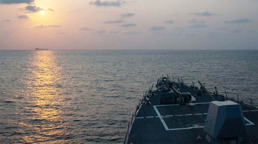Den styrte missil-jageren USS Pinckney (DDG 91) observerer et handelsskip under patruljering for å håndheve USAs blokade mot Iran, 4. mai 2026. Kilde: U.S. Central Command.